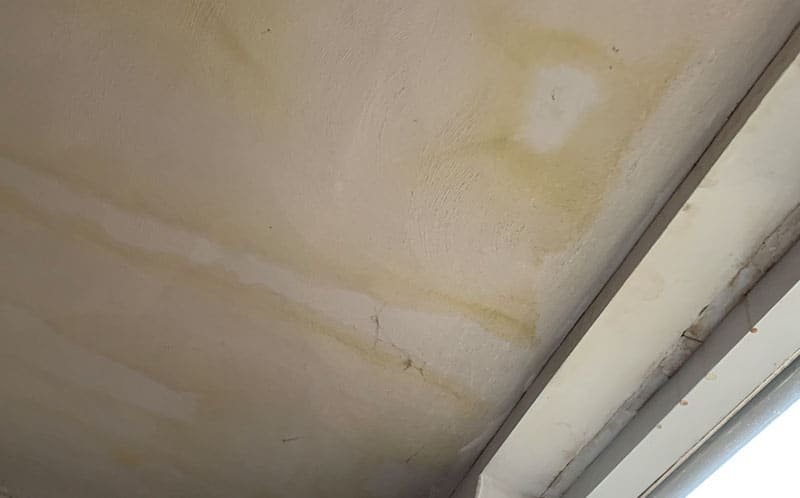 Vochtplekken op plafond door lekkage